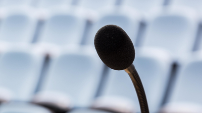 Nahaufnahme eines Mikrofons in einem Hörsaal