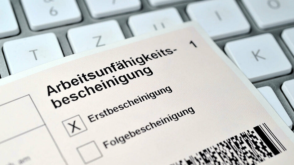 Krankschreibung liegt auf Tastatur